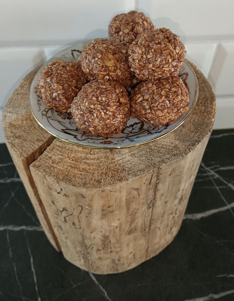Kulki owsiane z masłem orzechowym i miodem