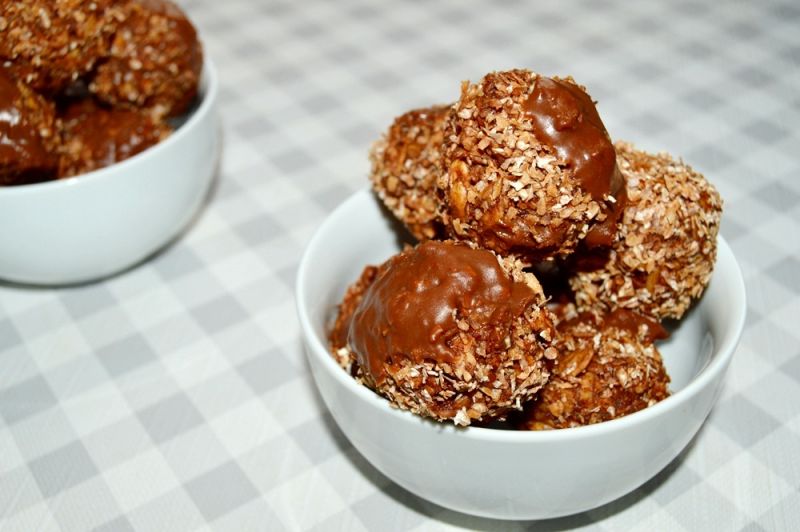 Kulki owsiane z otrębami orkiszowymi i czekoladą Kulki owsiane z otrębami orkiszowymi i czekoladą