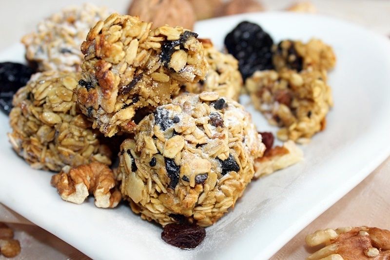 Kulki owsiano-kokosowe z bakaliami  Kulki owsiano-kokosowe z bakaliami