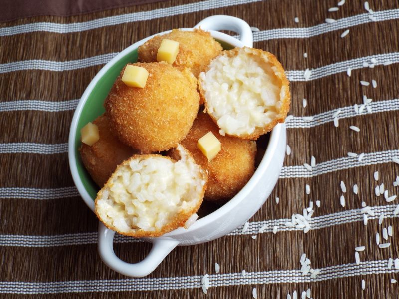 Kulki ryżowe z serem Kulki ryżowe z serem