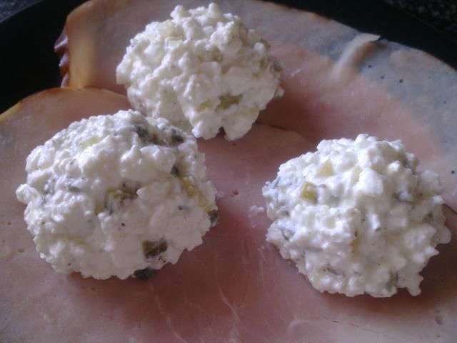 kulki serowe na szynce