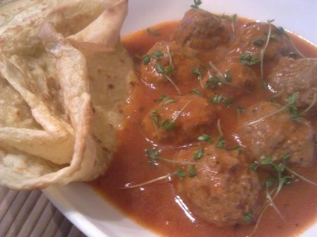 Kulki w sosie pomidorowym z rzeżuchą