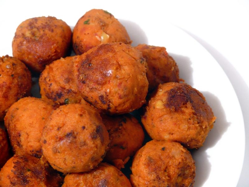 Kulki z ciecierzycy i suszonych pomidorów