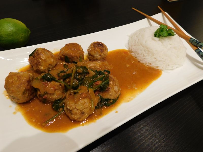 Kulki z indyka w sosie curry ze szpinakiem