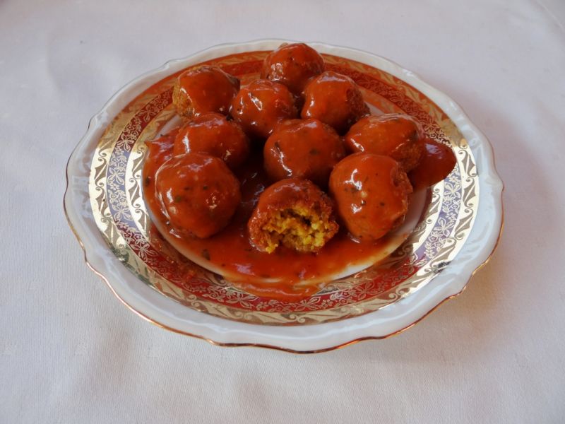 Kulki z kaszy jęczmiennej w sosie pomidorowym