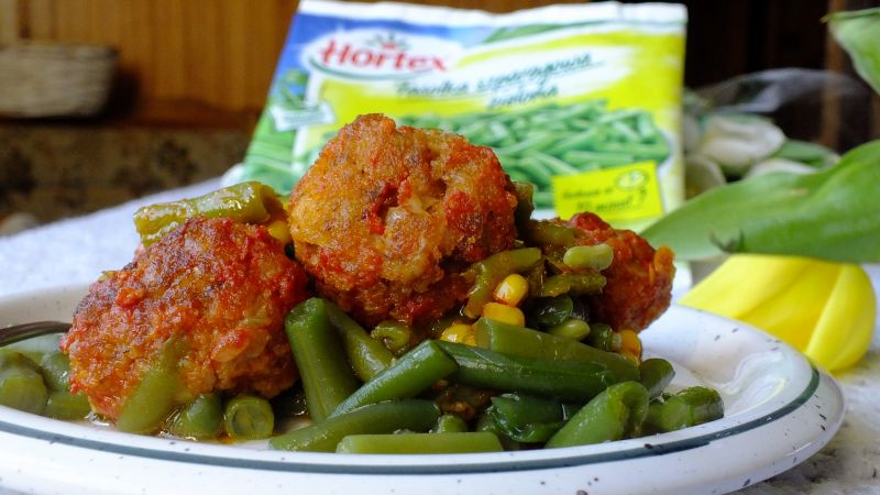 Kulki z mięsa mielonego z fasolką szparagową Kulki z mięsa mielonego z fasolką szparagową