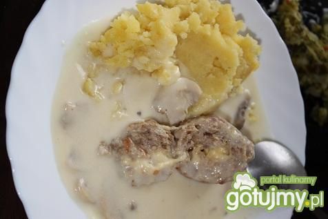 Kulki z serem w sosie pieczerkowym  Kulki z serem w sosie pieczerkowym