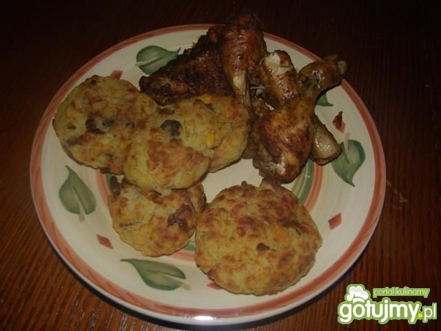 Kulki ziemniaczane z boczkiem i kukurydz