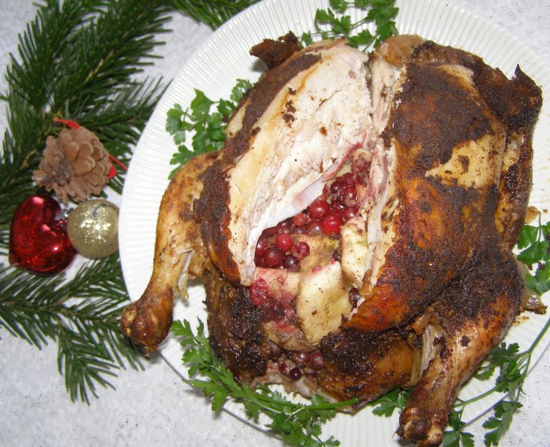 Kura wiejska z jabłkami i żurawiną z rękawa