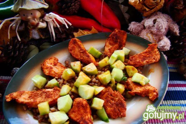 Kurczaczek na kaszy z ogórkiem 