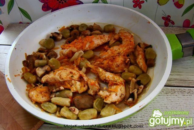 Kurczaczek z bobem i pieczarkami 