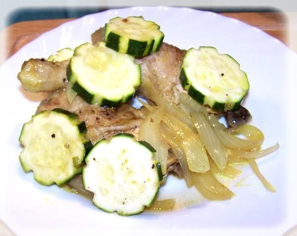 Kurczak duszony w cebuli. Kurczak duszony w cebuli.