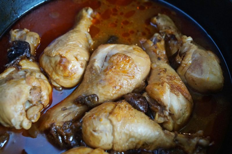 Kurczak duszony w sosie z suszonymi śliwkami