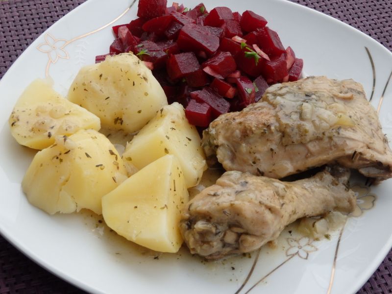 Kurczak duszony z cebulką i majerankiem Kurczak duszony z cebulką i majerankiem
