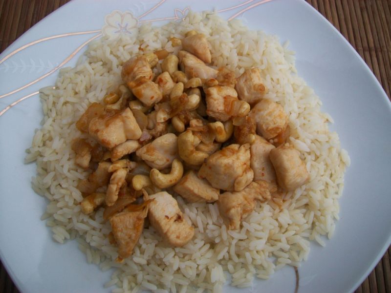 Kurczak duszony z orzechami narkowca