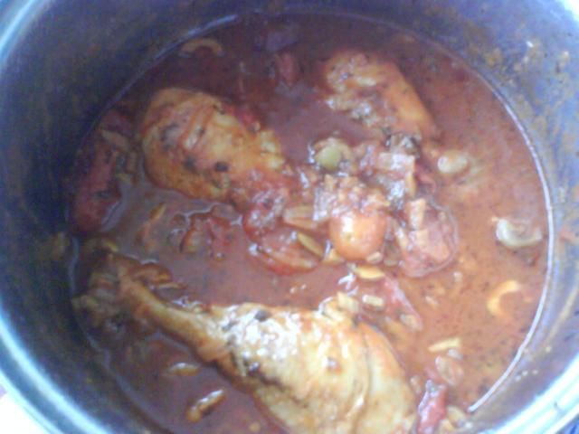 Kurczak duszony z pomidorami i oliwkami: