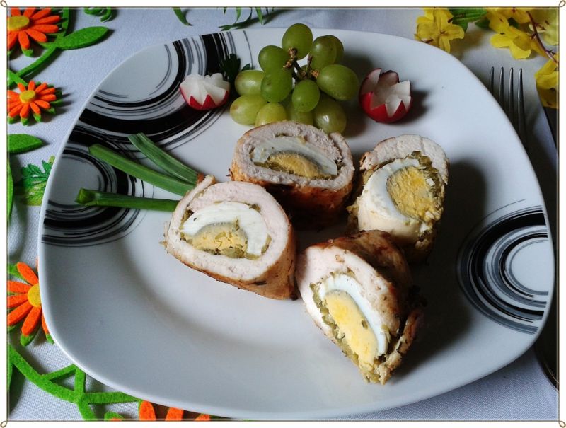 Kurczak faszerowany jajkiem i ogórkiem konserw.