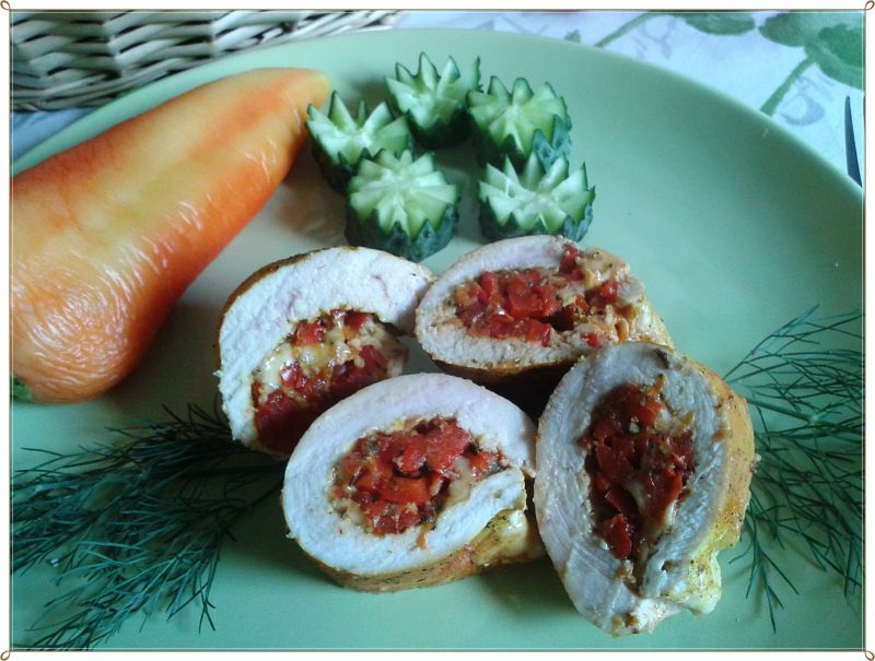 Kurczak faszerowany pieczoną papryką w papilotach