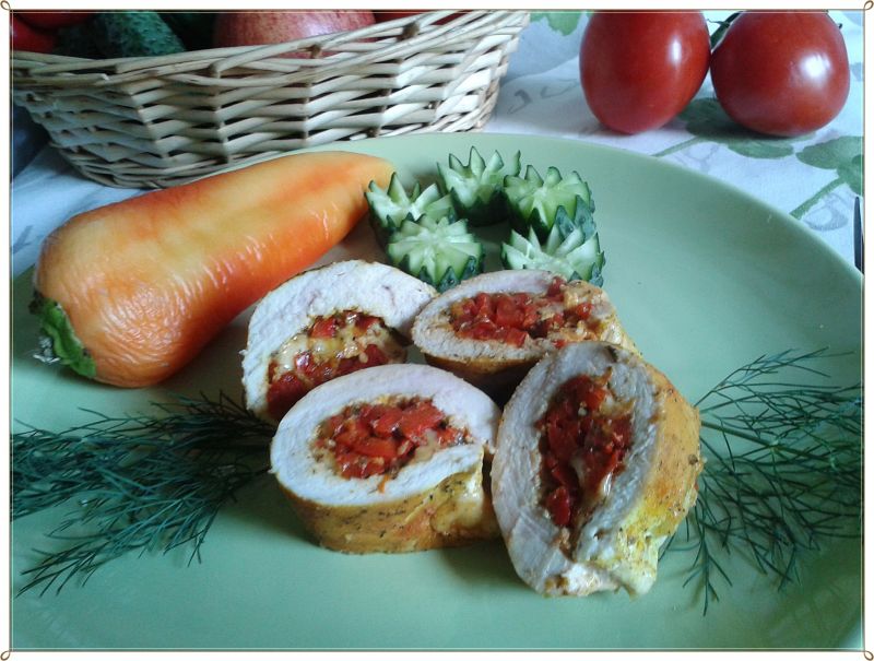 Kurczak faszerowany pieczoną papryką w papilotach