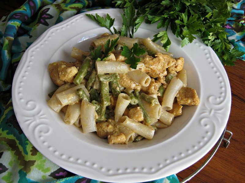 Kurczak garam masala z fasolką i żytnim makaronem Kurczak garam masala z fasolką i żytnim makaronem