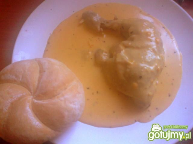 Kurczak gotowany w sosie serowym