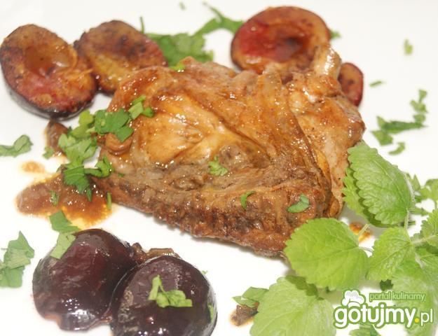 Kurczak i pieczone śliwki
