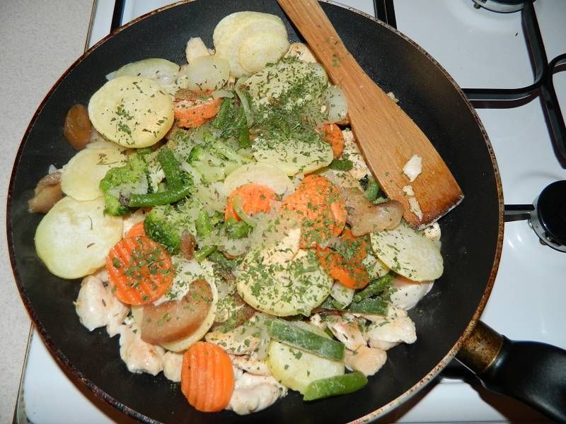 Kurczak i warzywa z patelni