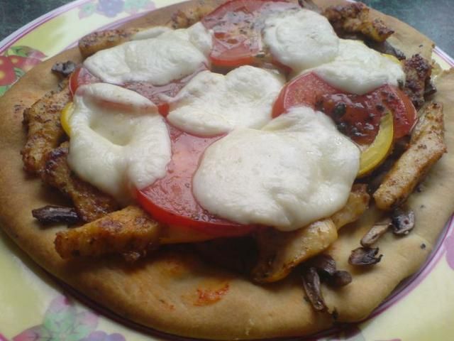 Kurczak na chlebku naan zapiekany.