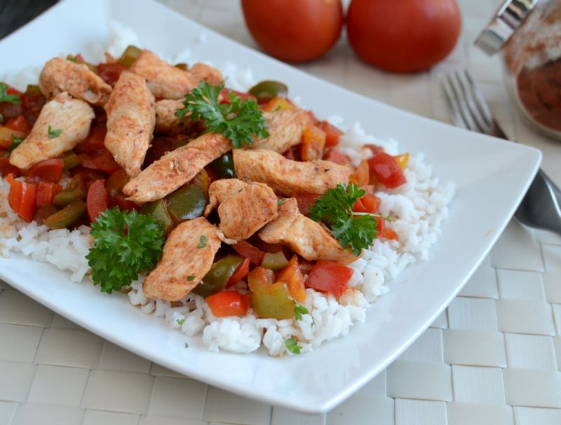 Kurczak na parze z salsą paprykową