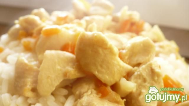 Kurczak na ryżu podany Kurczak na ryżu podany