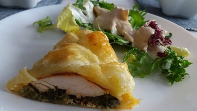 Kurczak na szpinaku w cieście francuskim Kurczak na szpinaku w cieście francuskim