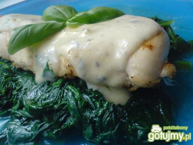 Kurczak na  szpinaku z serowym sosem Kurczak na  szpinaku z serowym sosem