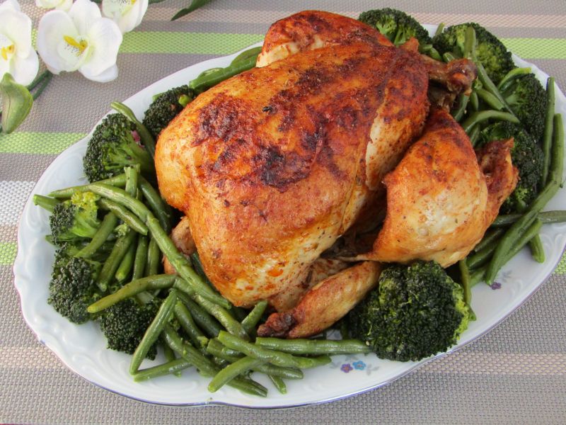 Kurczak na zielonej łące