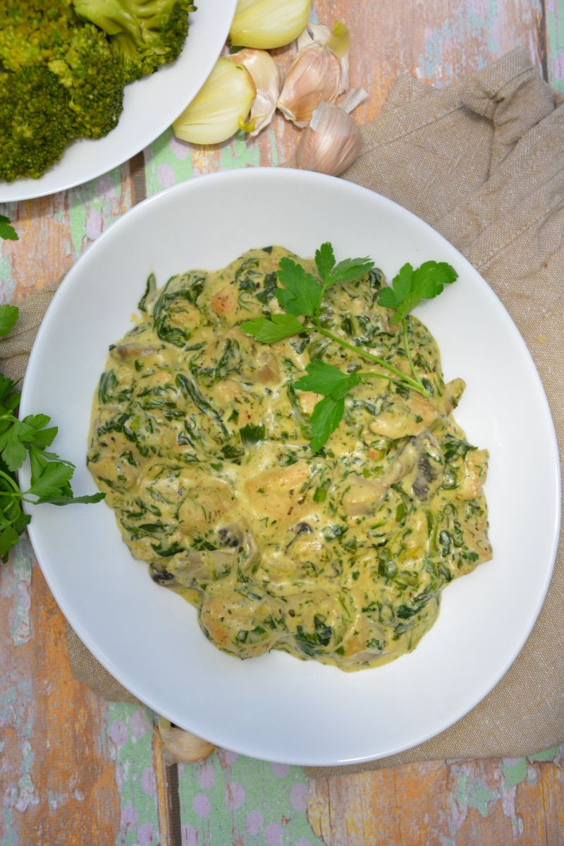 Kurczak na zielono z pieczarkami i szpinakiem