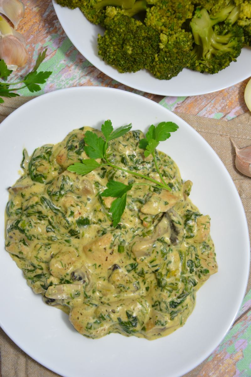 Kurczak na zielono z pieczarkami i szpinakiem