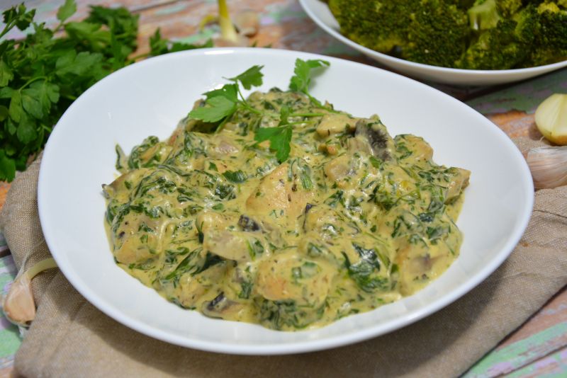 Kurczak na zielono z pieczarkami i szpinakiem