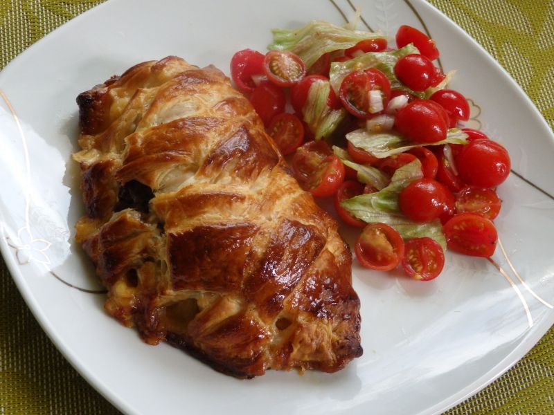 Kurczak nadziewany pieczarkami zapiekany w cieście Kurczak nadziewany pieczarkami zapiekany w cieście
