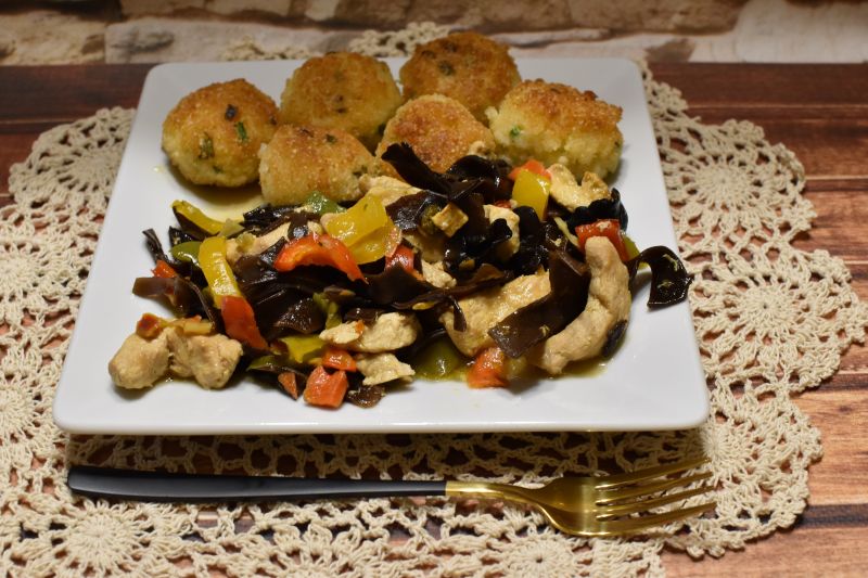 Kurczak o smaku chińskim z kulkami