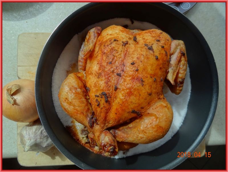 Kurczak paprykowo-czosnkowy pieczony na soli  Kurczak paprykowo-czosnkowy pieczony na soli