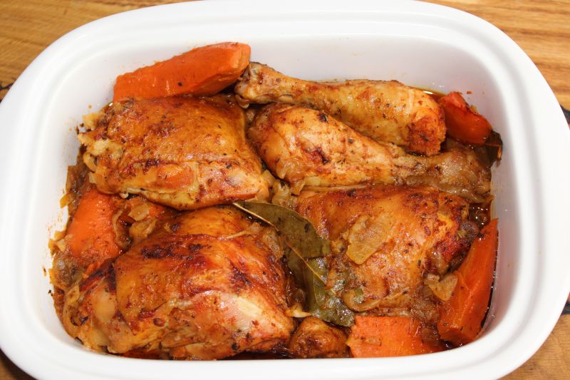 Kurczak paprykowo-ziołowy z cebulą i marchewką