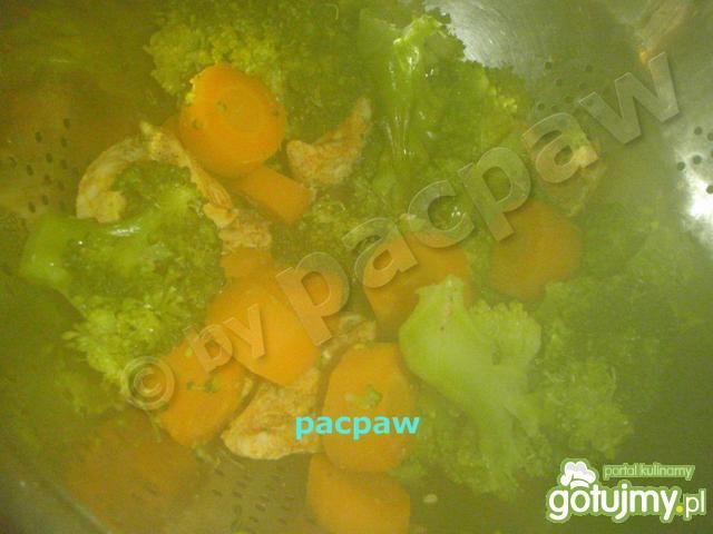 Kurczak parzony z warzywami  Kurczak parzony z warzywami