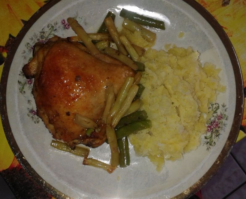 Kurczak pieczony na fasolce szparagowej z sosem 