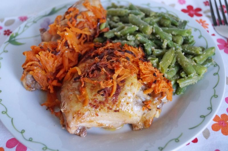 Kurczak pieczony pod kołderką z marchewki  Kurczak pieczony pod kołderką z marchewki