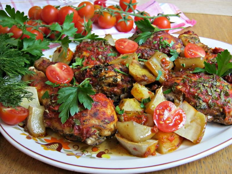 Kurczak pieczony w ajwarze z lubczykiem