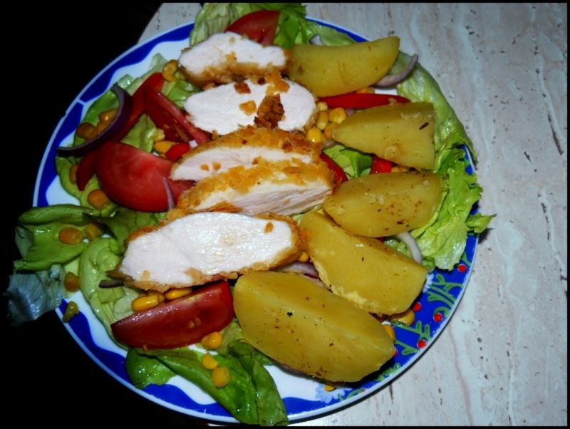 Kurczak pieczony w chipsach na sałacie Kurczak pieczony w chipsach na sałacie