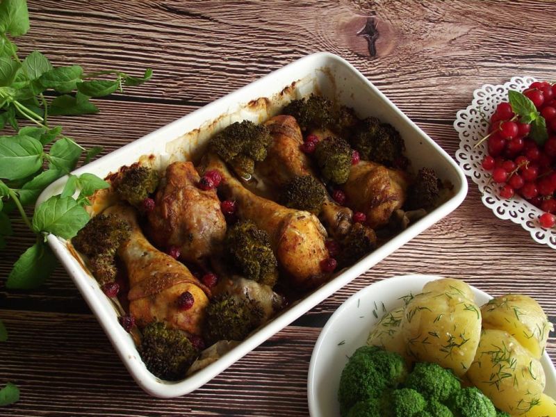Kurczak pieczony z brokułem i czerwoną porzeczką