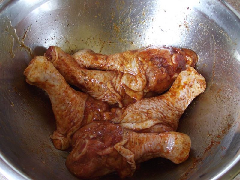 Kurczak pieczony z brokułem i czerwoną porzeczką