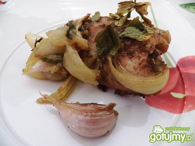 Kurczak pieczony z cebulą i czosnkiem Kurczak pieczony z cebulą i czosnkiem