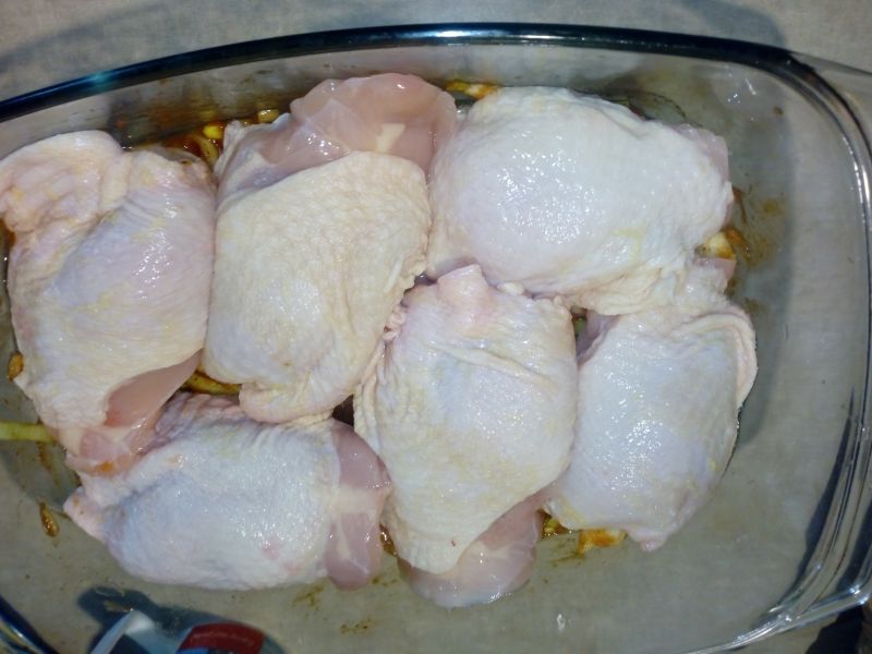 Kurczak pieczony z cukinią, cebulą i porem