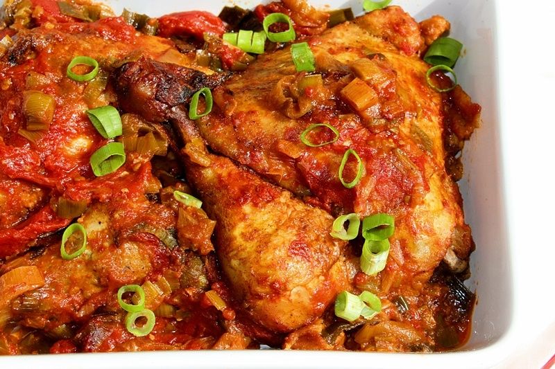 Kurczak pieczony z porem w pomidorach 